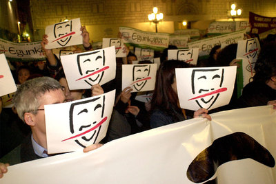 Concentración en Barcelona en contra del cierre del diario vasco  Egunkaria . Los directivos han sido ahora absueltos.