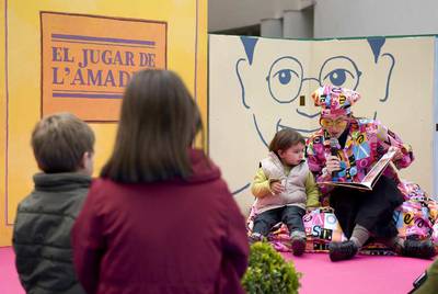 Los niños adelantan la fiesta de Sant Jordi