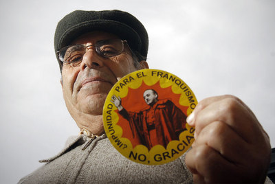 Lucio García muestra una pegatina contra la impunidad de los crímenes del franquismo.