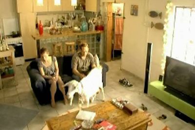 Concursantes de  The frame  amenizan su espacio con una cabra.