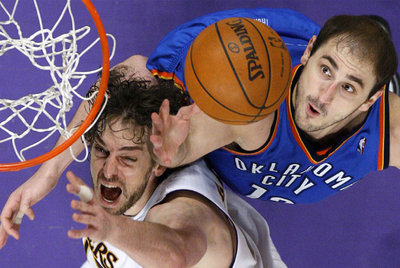 Gasol lucha por un rebote con el jugador serbio de los Thunder Krstic.