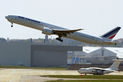 Un Airbus 320 de la compañía Air France despega de Toulouse para realizar un vuelo de prueba entre la ceniza volcánica.