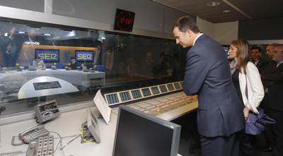 Don Felipe y doña Letizia, en el control del nuevo estudio de la cadena SER.