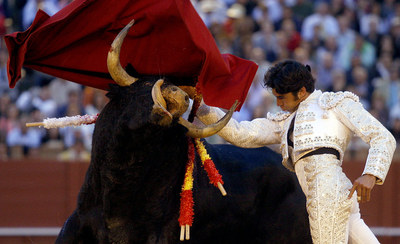 Cayetano Rivera en su segundo toro de la tarde.