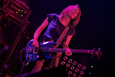 Kim Gordon, bajista de Sonic Youth, anoche durante su actuación en Madrid