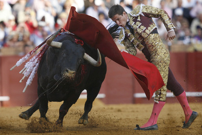 Julián López,  El Juli,  con su segundo toro.