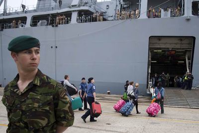 Militares y civiles británicos embarcan en el buque de la Marina de Reino Unido  Albion,  en el puerto de Santander.