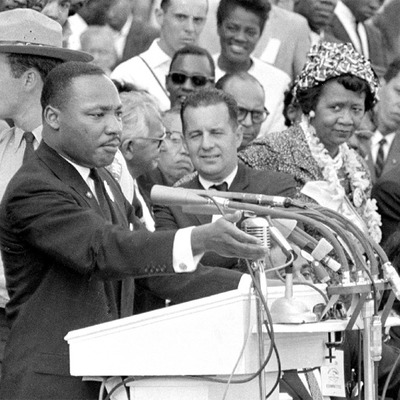 A la derecha, Dorothy Height escucha a Martin Luther King durante su discurso  I have a dream   en 1963. 