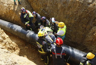 Bomberos y sanitarios de Osakidetza trasladan a uno de los heridos en el simulacro de accidente.