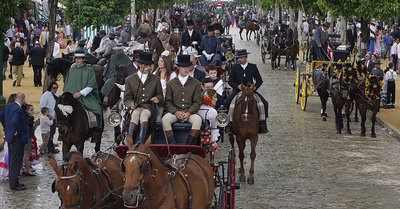 Los carruajes brillan en la Feria de Abril pese a la lluvia