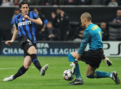 Milito dispara ante Valdés.