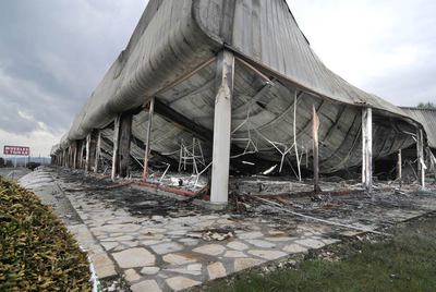 Un incendio supuestamente intencionado calcina una nave en Lugo