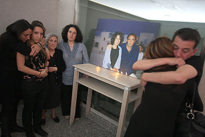 La familia del matrimonio asesinado, ayer en el tanatorio de la M-30, con una foto de Emilio y Pilar en su casa de Marruecos de fondo.