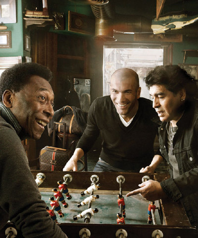 Pelé, Maradona y Zidane, los tres portadores de la emblemática camiseta con el número 10, se reunieron en el Café Maravillas de Madrid para jugar un histórico partido de futbolín. La imagen fue captada por Annie Leibovitz para la nueva campaña Louis Vuitton que lleva el eslogan: 