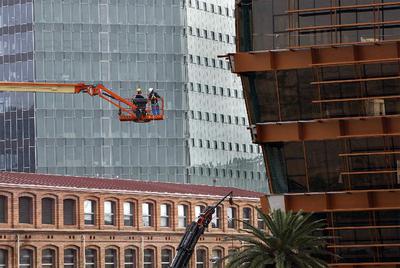 Unos obreros, en la construcción de un edificio del 22@.
