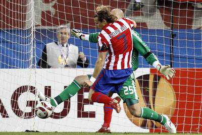 Forlán supera a Reina y marca el gol del Atlético.