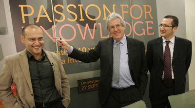 Etxenike (en el centro) presentó los actos de celebración junto con el responsable de la agencia Nanobasque, Igor Campillo (a la izquierda) y Ricardo Díaz de Muñio, otro de los responsables de la organización del programa conmemorativo.