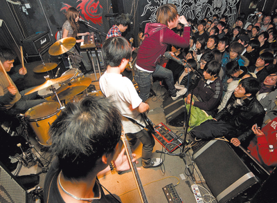  Una imagen de Yuyintang, un antro  underground,  con la banda Mushroom en concierto. La droga más dura en el local es el Red Bull y la cerveza Tsing-tao, pero el problema para la censura es que no consigue controlar lo que cantan las bandas. 