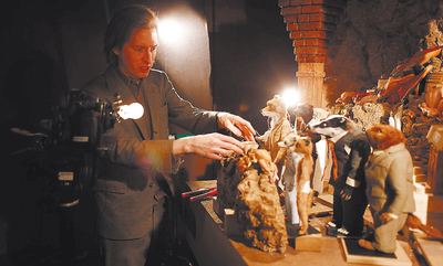  El director, en la madriguera: Wes Anderson, junto a las marionetas protagonistas de  Fantástico Sr. Fox.  