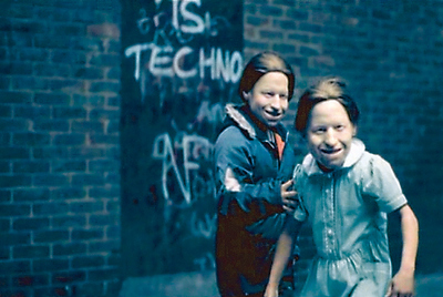 Los perturbadores niños con máscaras de látex emulando la cara de Aphex Twin en  Come to daddy  (1997)