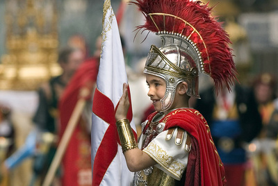 El  Sant Jordiet   de este año, en uno de los desfiles de las fiestas de Moros y Cristianos de Alcoi.  