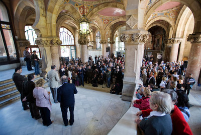 Un grupo de visitantes, ayer, en el edificio principal del antiguo hospital de Sant Pau.