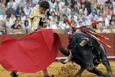 Francisco Rivera Ordóñez da un derechazo a su segundo astado.