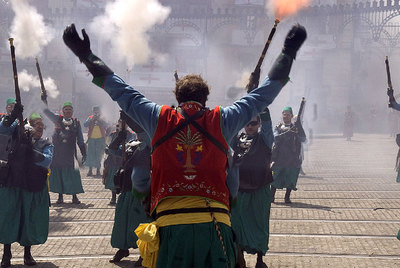 La batalla de arcabuces hizo tronar la ciudad de Alcoi en la mañana de ayer.