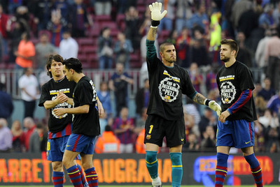 Messi, Xavi, Valdés y Piqué con la camiseta con el lema 