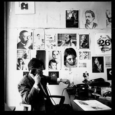 Guillermo Cabrera Infante, en la redacción de  Lunes,  magacín literario del diario cubano  Revolución,  en La Habana, en 1961.