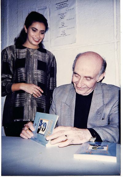  Figura paterna. Hija de periodistas amantes del arte y la libertad, la infancia de Darina al Joundi en Líbano fue feliz hasta que empezó la guerra. Tenía siete años. Arriba, en diciembre de 1997, junto a su padre, Assem al Joundi, conocido intelectual sirio refugiado en Líbano.  