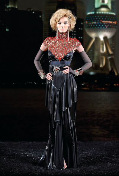  Vestido con bordado rojo tradicional. rnDesde el boceto de Lagerfeld hasta la prenda del desfile media un laborioso trabajo manual. El taller de Lesage se encarga de los bordados y el 'atelier' de Rue Cambon, del patronaje y el ensamblaje. 