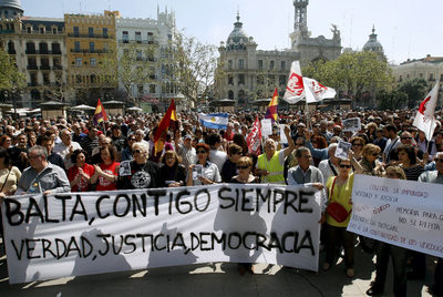 Unas mil personas, convocadas a través de Facebook, se concentraron en la plaza del Ayuntamiento de Valencia. Esta pancarta presidía el acto: 