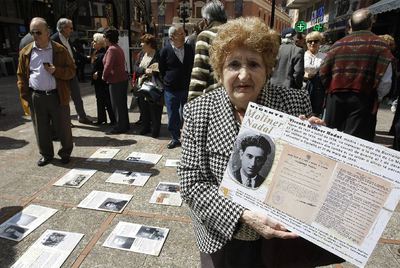 La hija, el nieto y la bisnieta de Vicente Moliner Nadal, se manifestaron ayer en Burriana