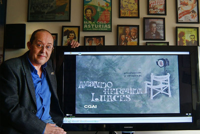 El historiador Manuel González con material de las grabaciones que el empresario del cacao ourensano le entregó en Buenos Aires. 