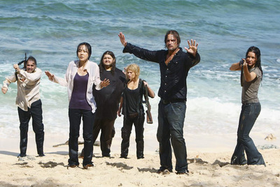 Varios de los personajes de  Perdidos,  en una foto promocional de la serie.