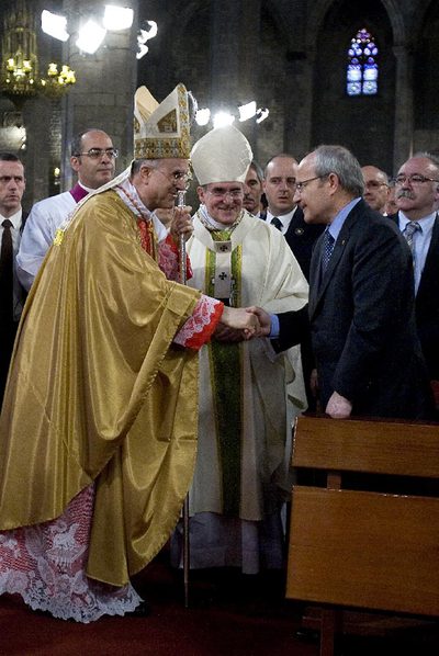 Bertone beatifica ante las autoridades