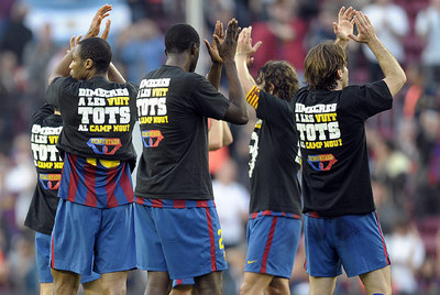 Piqué, Tourè y Keita, tras el partido del Barça ante el Xerez, con camisetas en las que se lee: