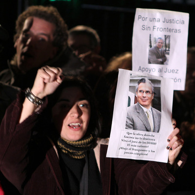 Una veintena de personas se manifestó ayer en apoyo del juez Garzón ante la Embajada española en Buenos Aires al grito de 