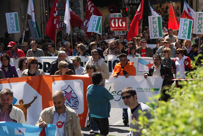 MILES DE PERSONAS PROTESTAN CONTRA LA PRIVATIZACIÓN DE SERVICIOS