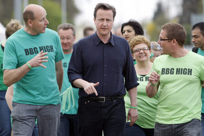 David Cameron (centro),  durante una marcha contra el cierre de un colegio en West Yorkshire.
