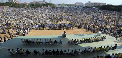 Masiva protesta en la isla japonesa de Okinawa contra la base de EE UU