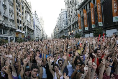 Un mar de brazos y cabezas ocupando toda la Gran Vía, de escaparate a escaparate. Porque ayer la calle más emblemática de Madrid echó a los coches y acogió a madrileños y turistas.