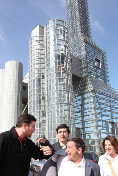 El portavoz popular manuel Ruiz Rivas, bromea bajo la mirada del diputado Ignacio López Chaves