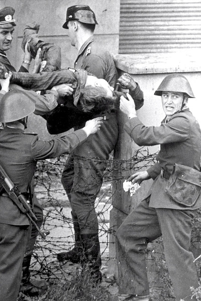 Soldados de la RDA cargan con el cuerpo de Peter Fechter, a quien mataron ante el muro de Berlín.