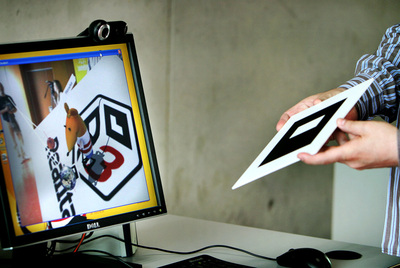 La realidad aumentada en que se basa el proyecto combina la realidad física con la virtual.