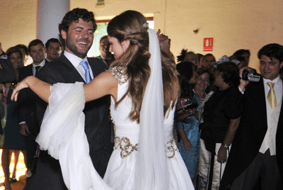 Una pareja de recién casados abre el baile de celebración de su boda.