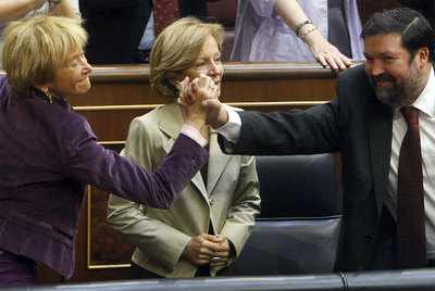 Fernández de la Vega y Francisco Caamaño se felicitan en presencia de Elena Salgado.