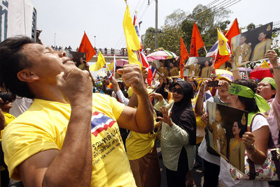 Varios  camisas amarillas,  partidarios del Gobierno tailandés, durante la marcha de ayer en Bangkok.