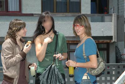 Ivonne G. H. y María José G. P., dos de las imputadas en el  caso kárate,  con otra mujer.